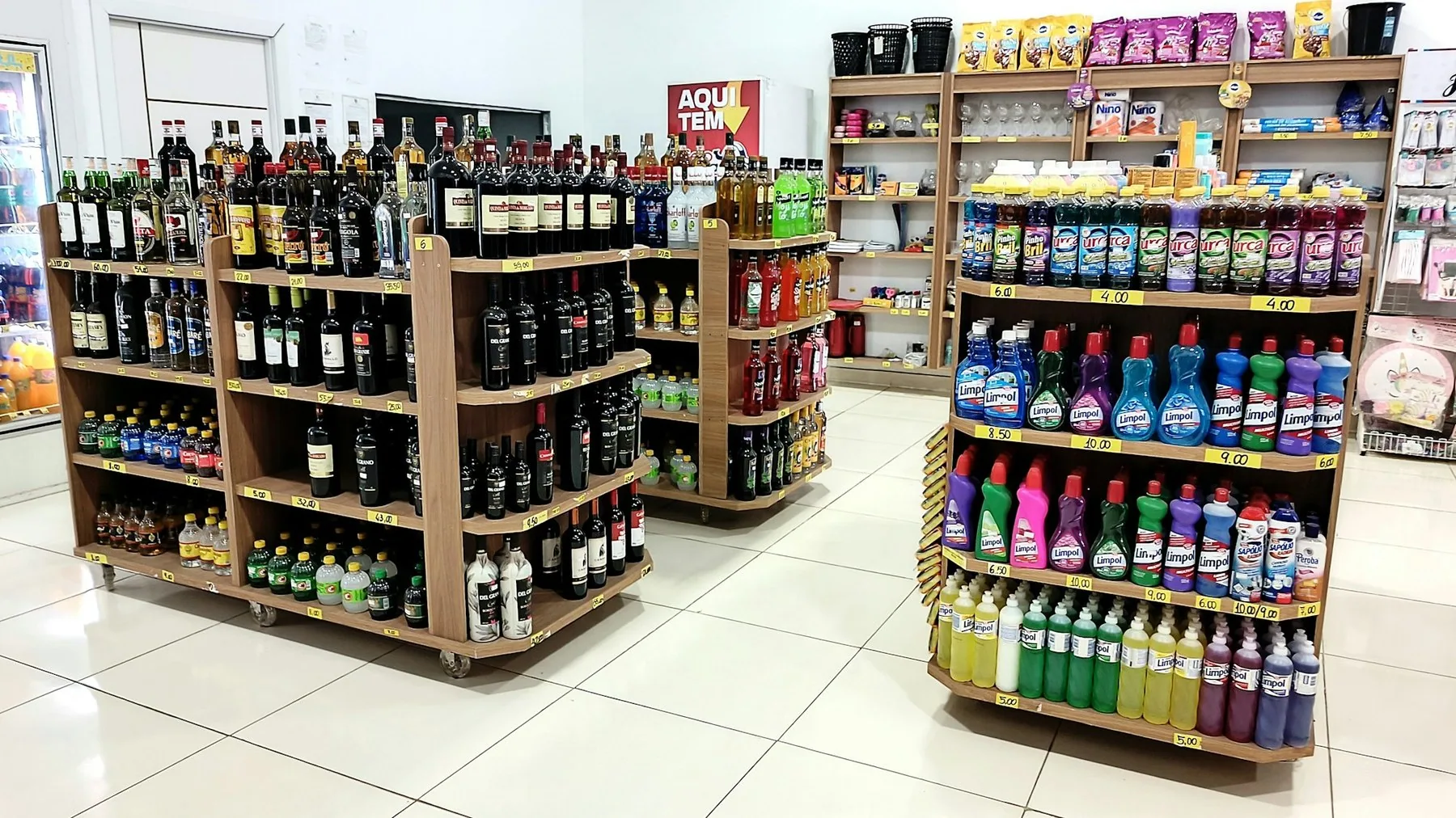 Butik med lange hylder med vin og spiritus
