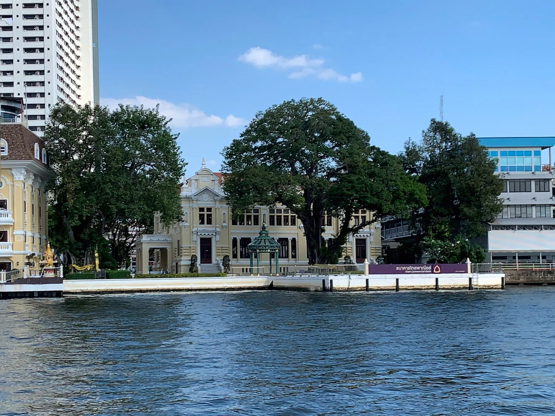 Den historiske bankbygningen til Siam Commercial Bank ved elva i Bangkok