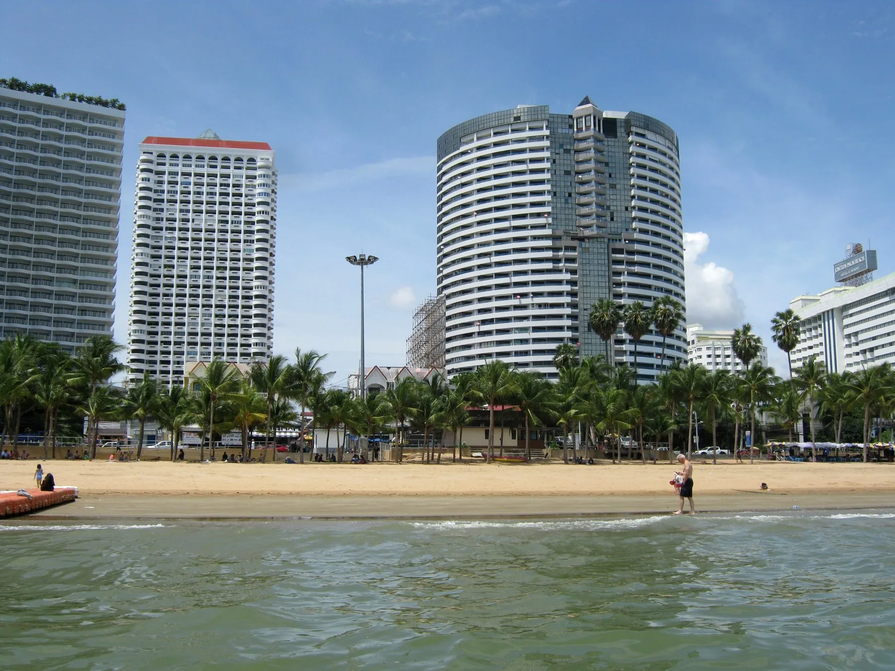 Boligtårn bak palmene langs Jomtien Beach