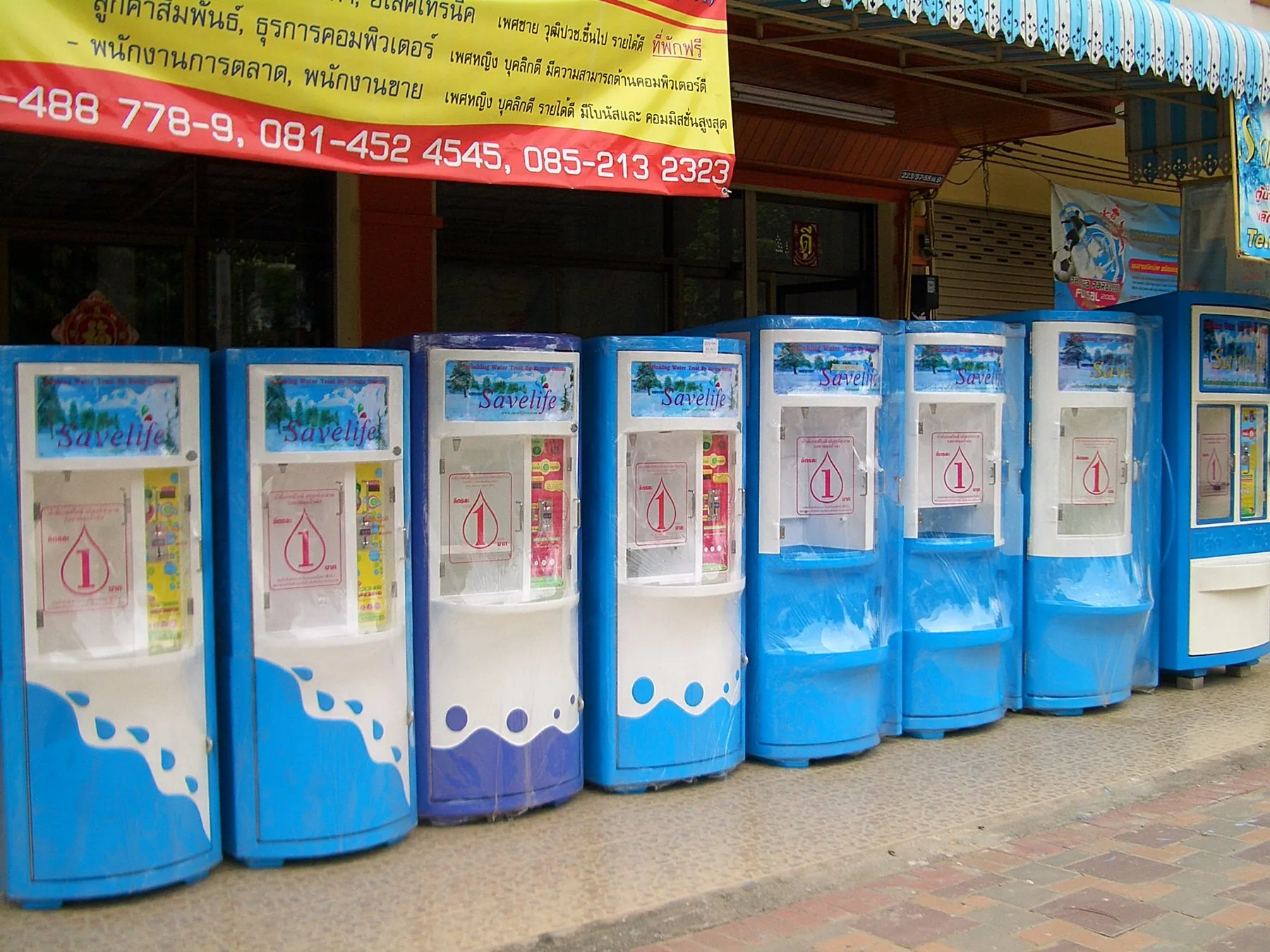 Rad med vattenautomater för dricksvatten i Pattaya