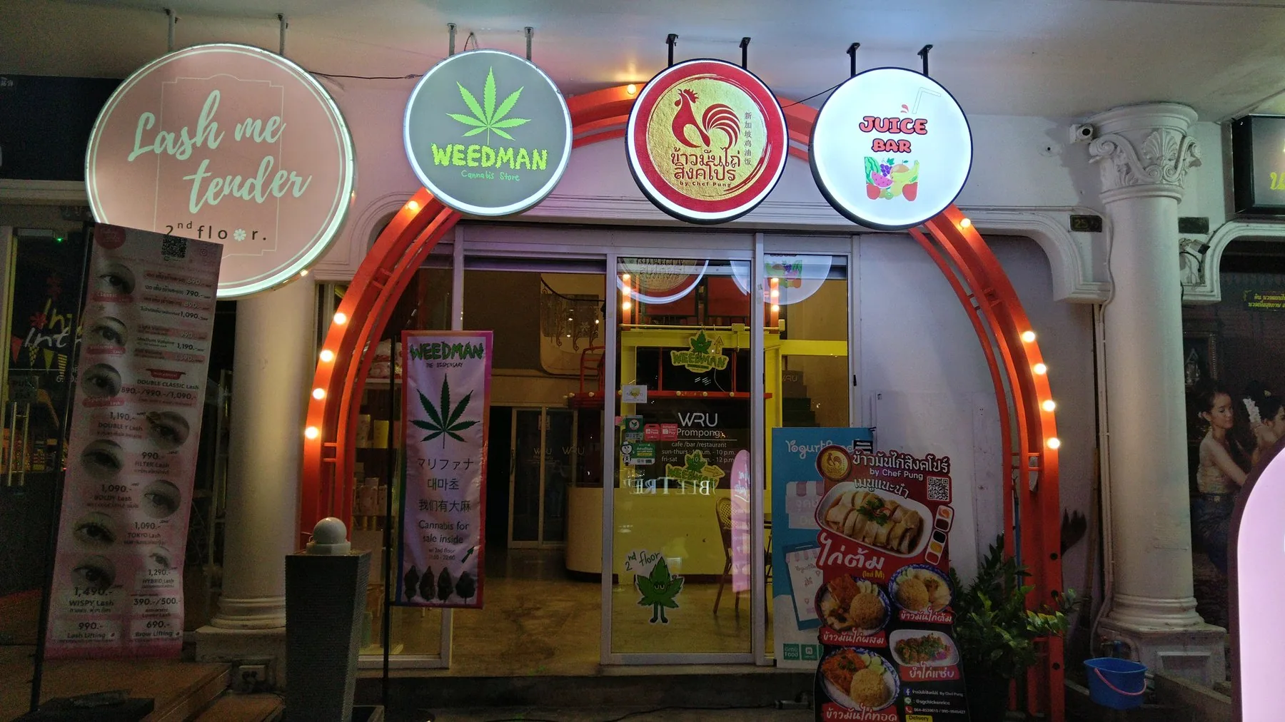 Cannabisbutikk med cannabisblad på skiltet i Bangkok