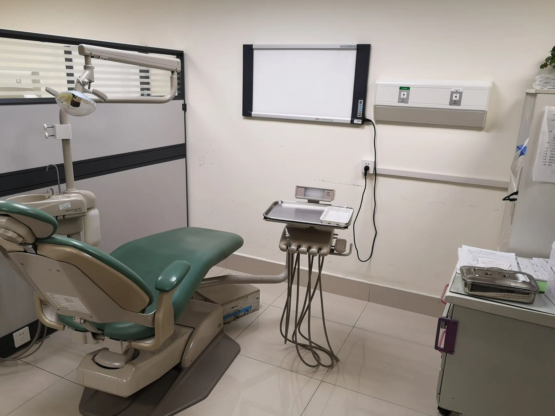 Tandläkarstol och behandlingsutrustning på en tandklinik