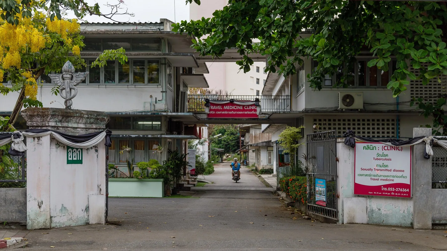 Porten ind til en rejsemedicinsk klinik i Chiang Mai