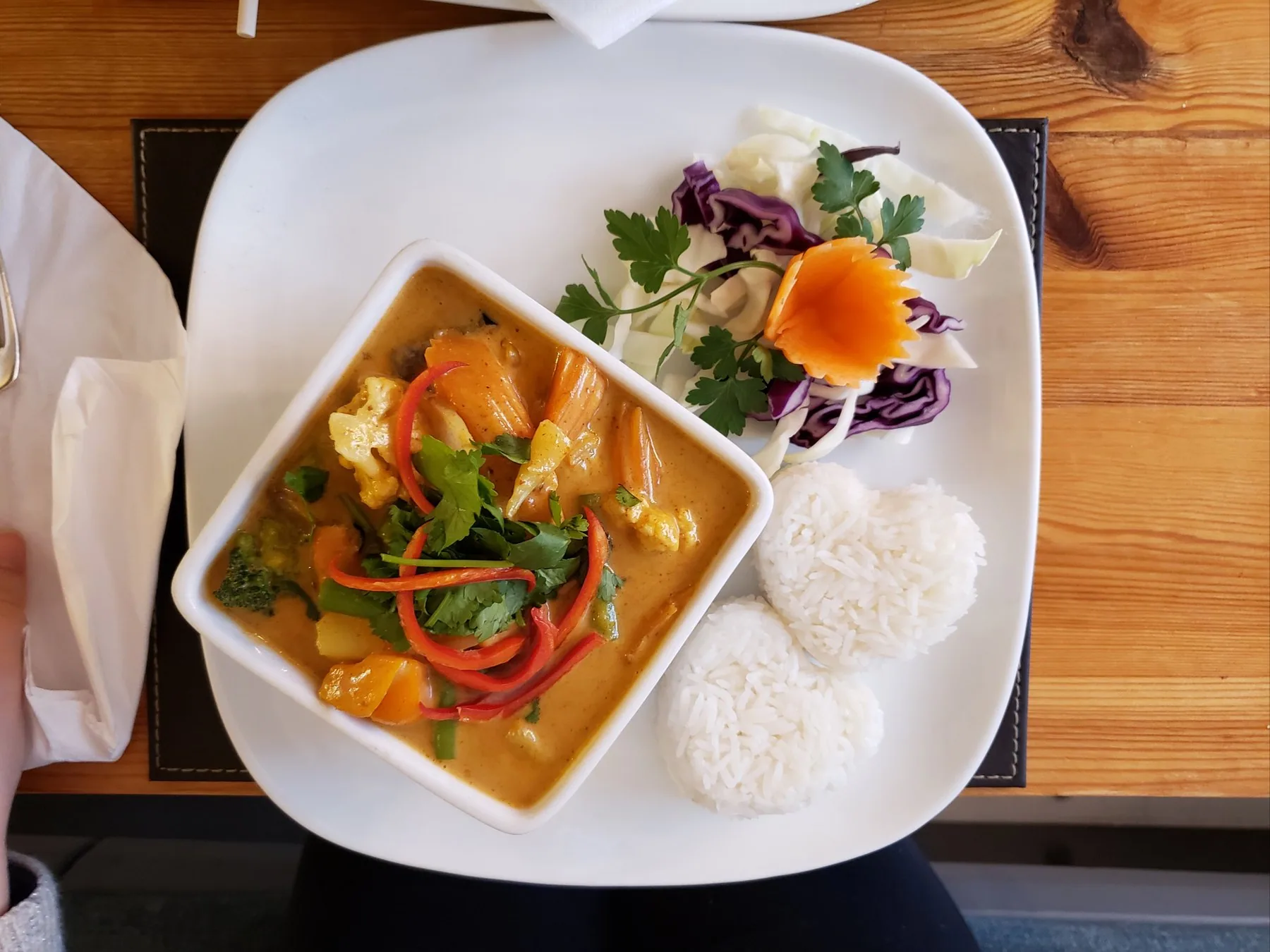 Vegetarisk massaman-curry med grønnsaker og en skål ris