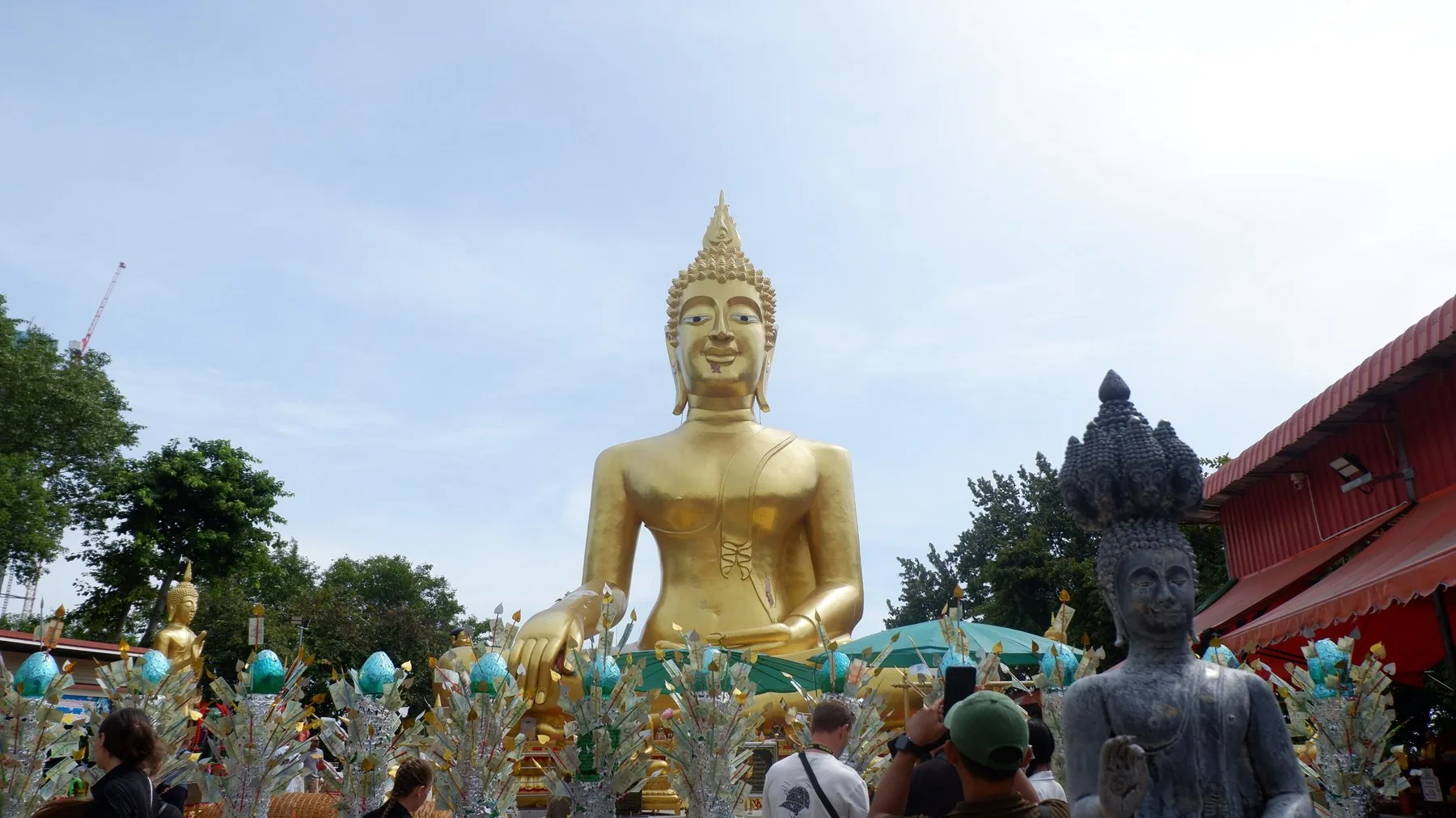 Den gylne Big Buddha-statuen ved Wat Phra Yai på Pratumnak-høyden