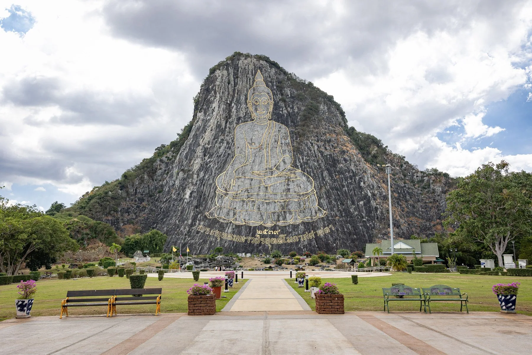 Den gylne Buddha-figuren risset inn i fjellveggen på Khao Chi Chan