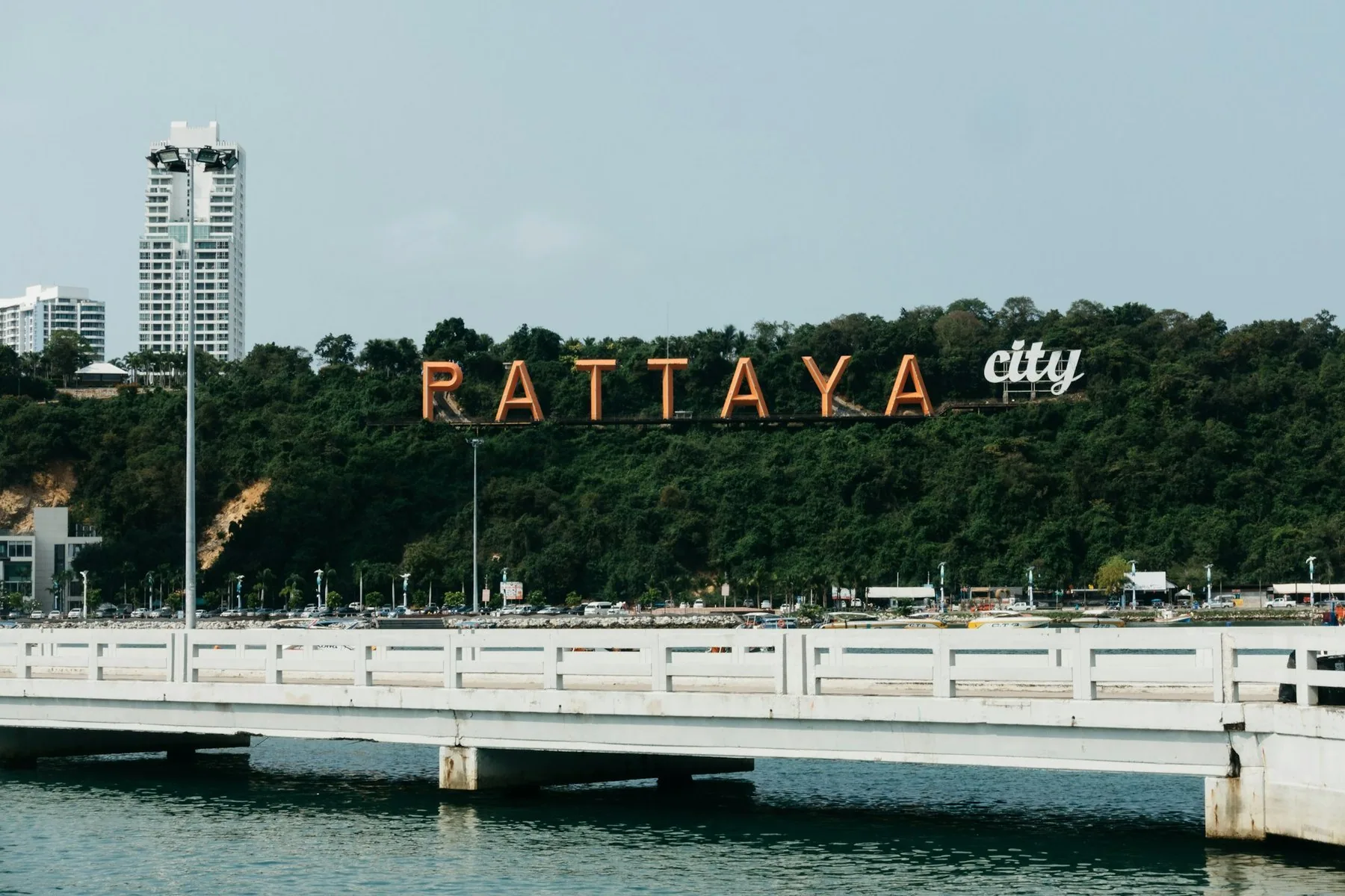 Pattaya City-skiltet på den grønne åsen over strandpromenaden