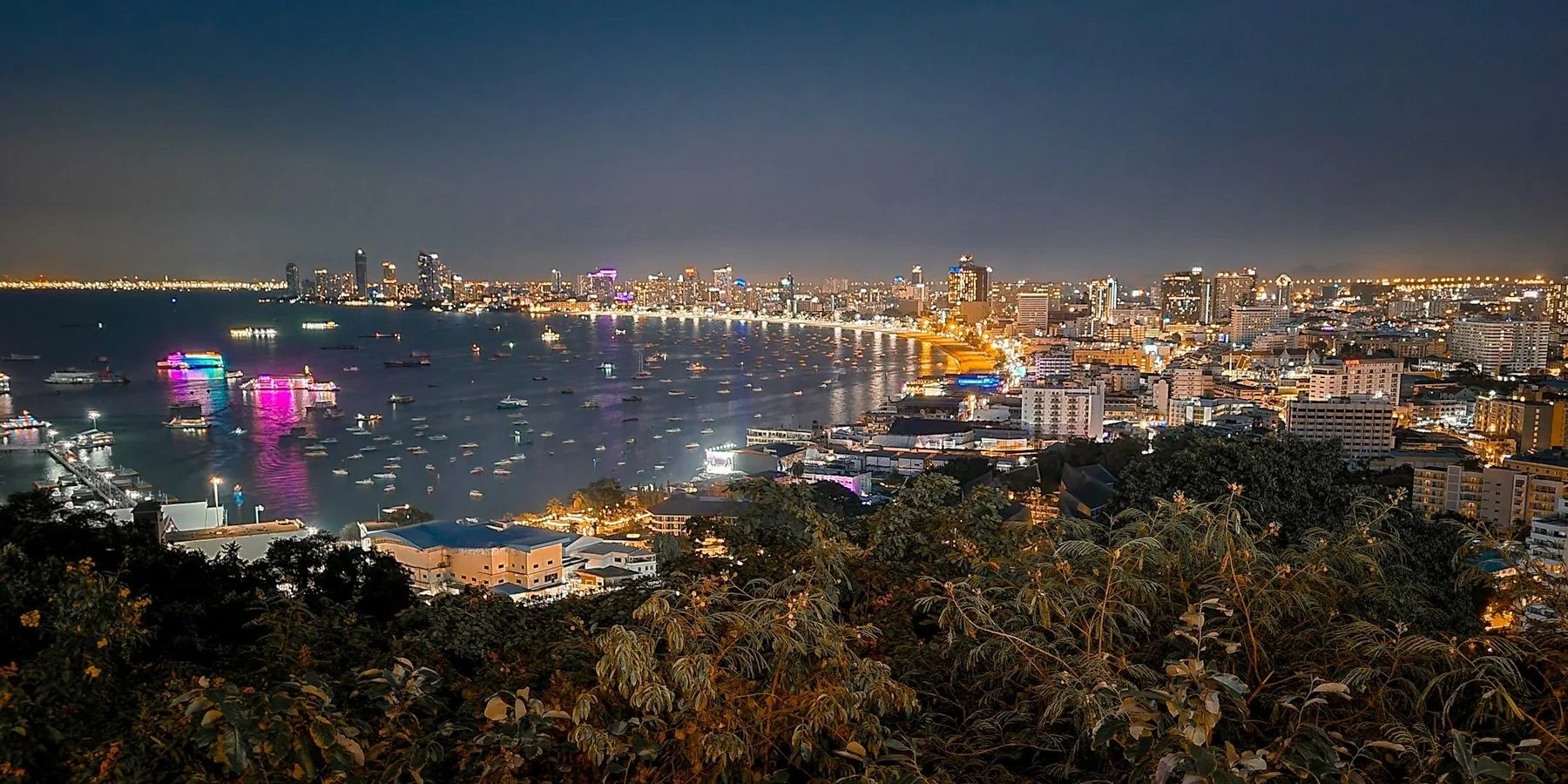 Pattaya-bukta og byens lys sett fra en høyde om kvelden