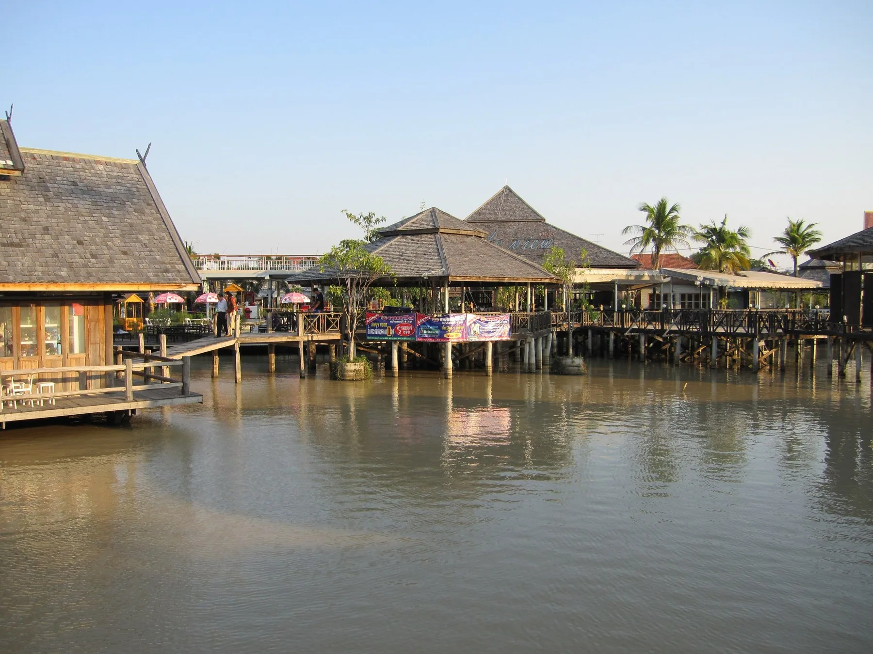 Trehus på påler over vannet ved Pattaya Floating Market
