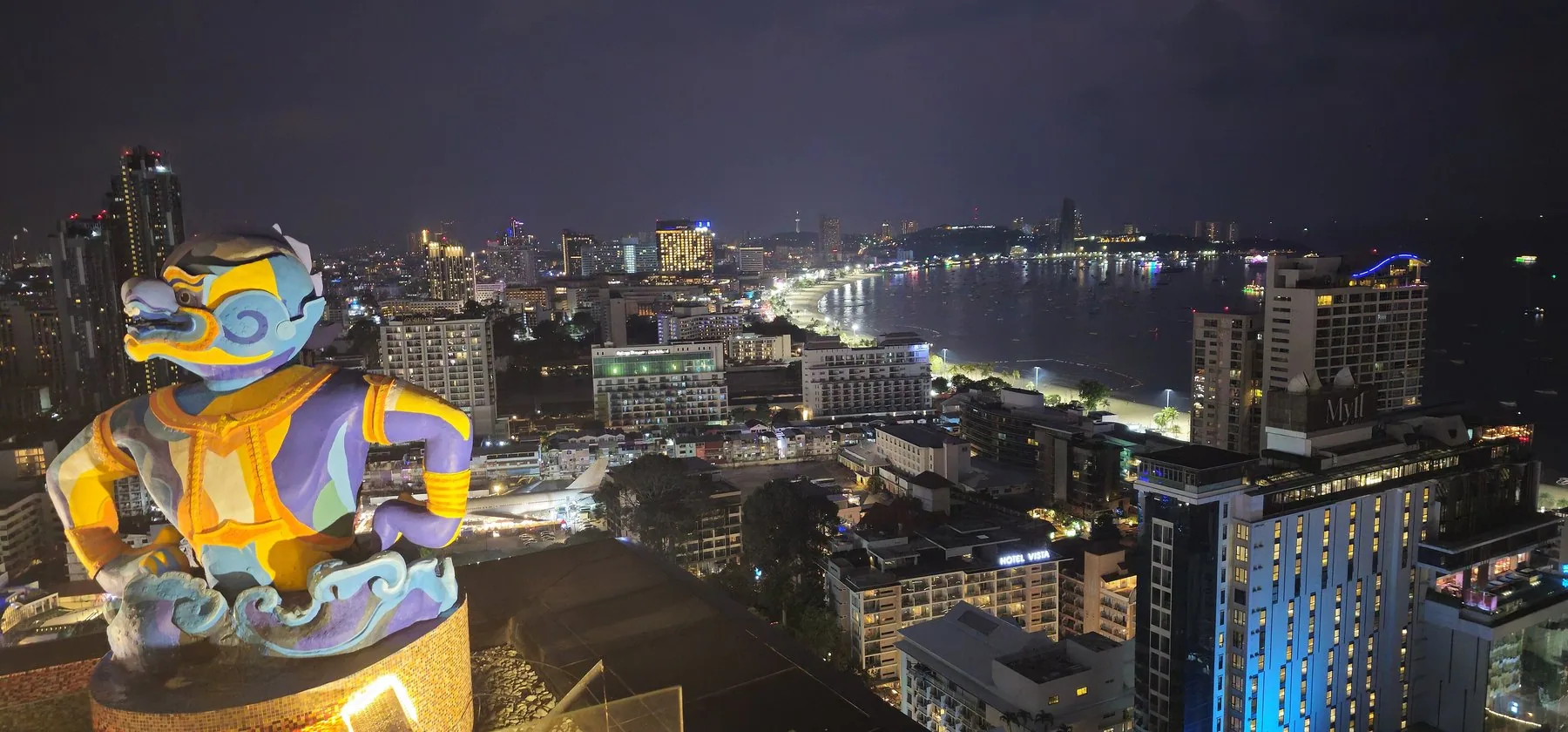 Utsikt fra en takterrasse over Pattaya Beach og byens lys om kvelden