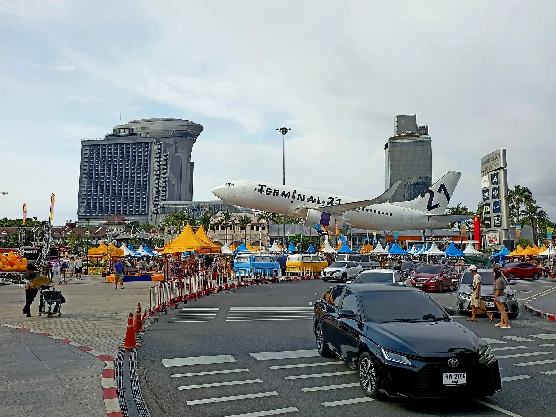 Flymodellen foran kjøpesenteret Terminal 21 Pattaya med boder og høyhus rundt