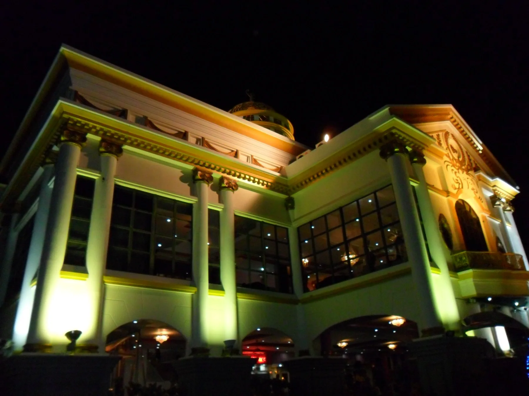 Den oplyste teaterbygning for Tiffany's Show i Pattaya om aftenen