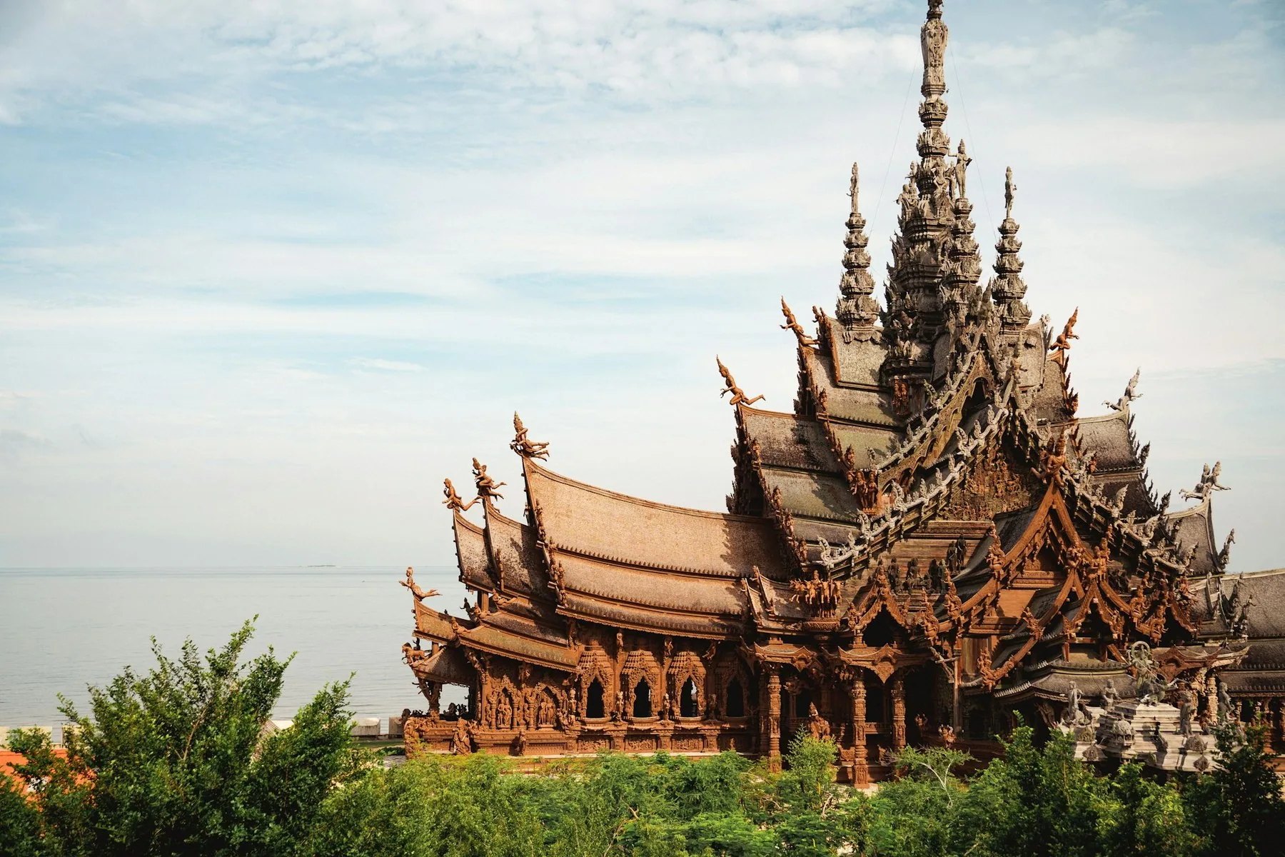 Udskåret trætempel med mange spir mod himlen ved kysten i Pattaya
