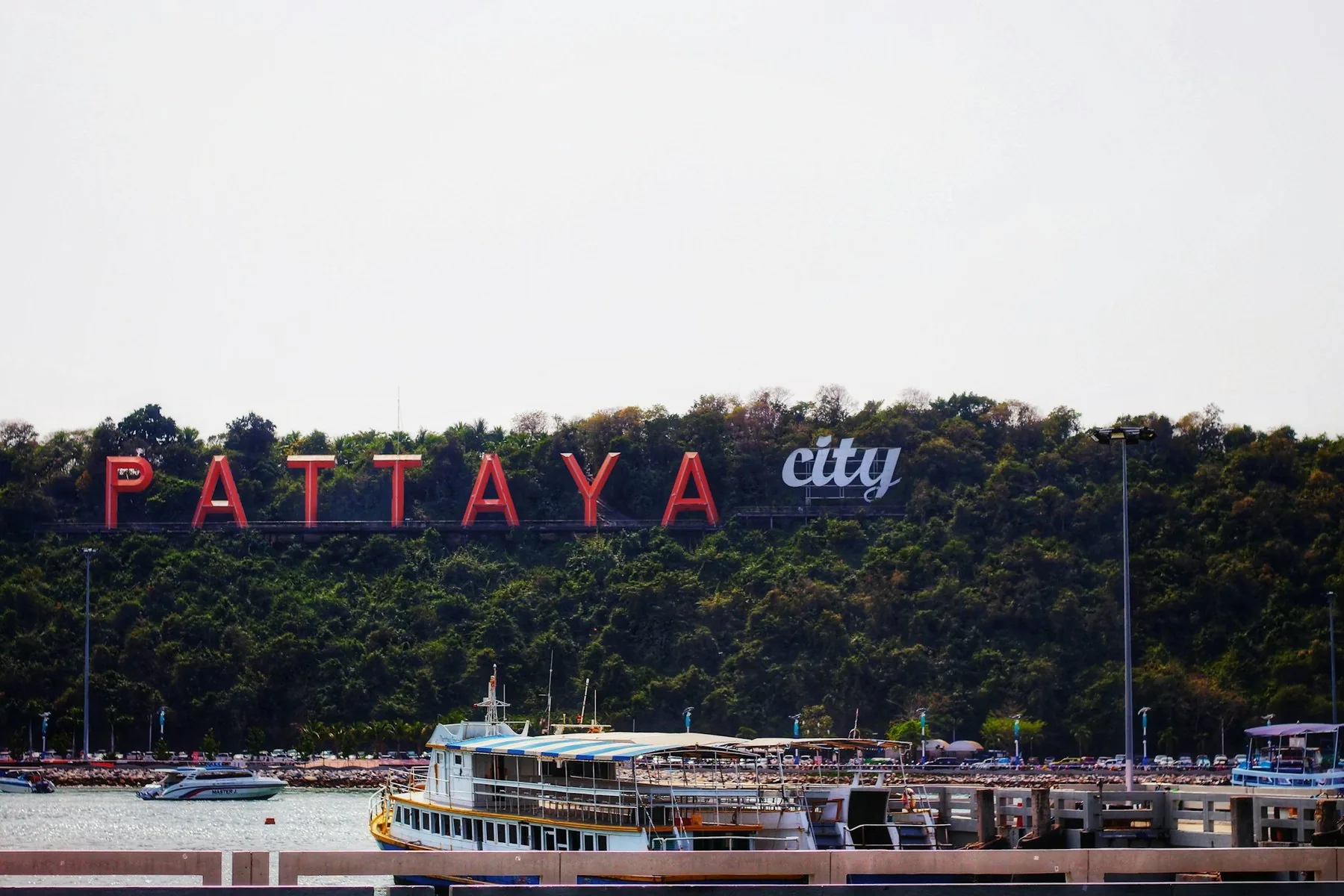 Den stora Pattaya City-skylten i sluttningen ovanför staden