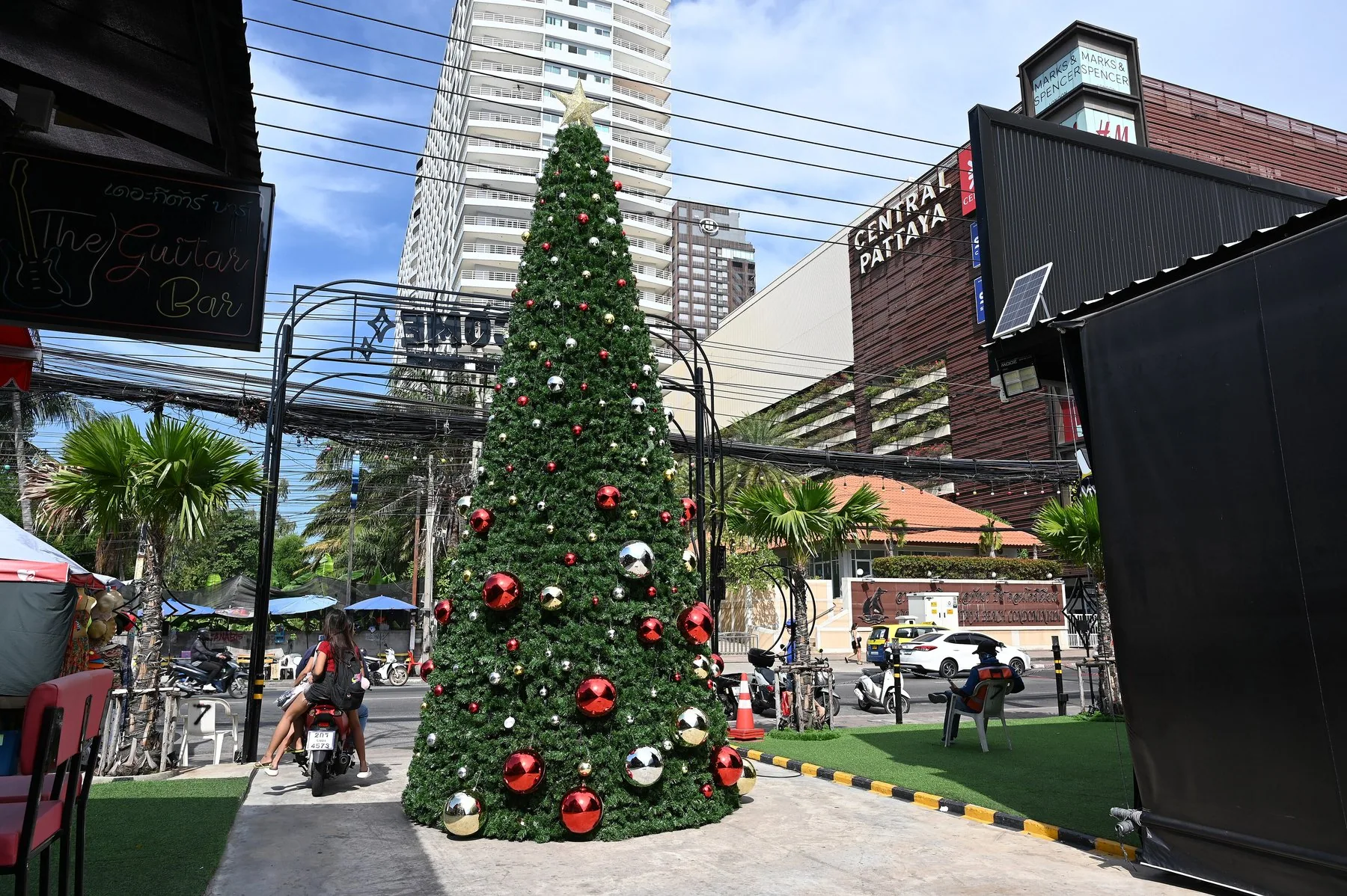 Stort pyntet juletre foran Central Pattaya en solrik dag