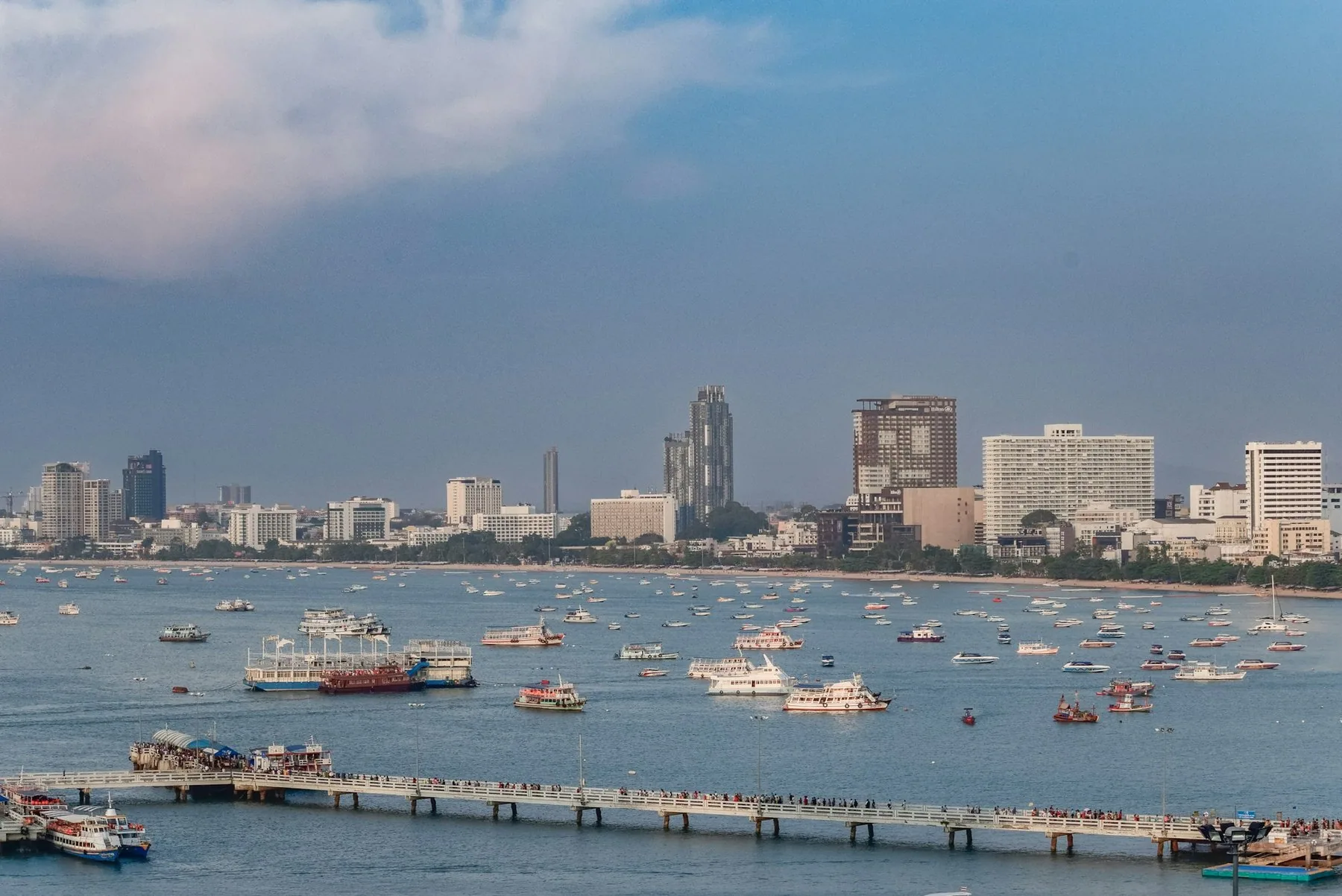 Skyer over skyline og de mange både i Pattaya-bugten