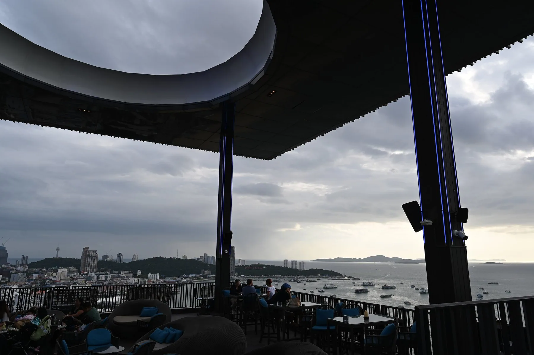 Uværsskyer over bukta sett fra en overdekket takterrasse