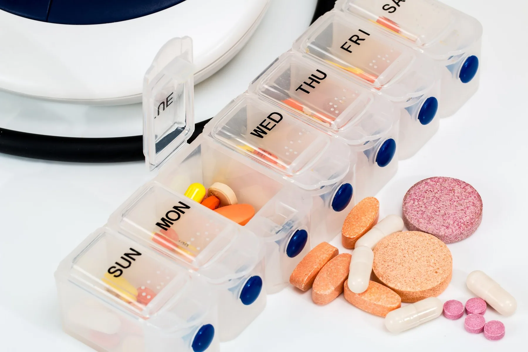 Dosett med veckodagar, fylld med tabletter och vitaminer