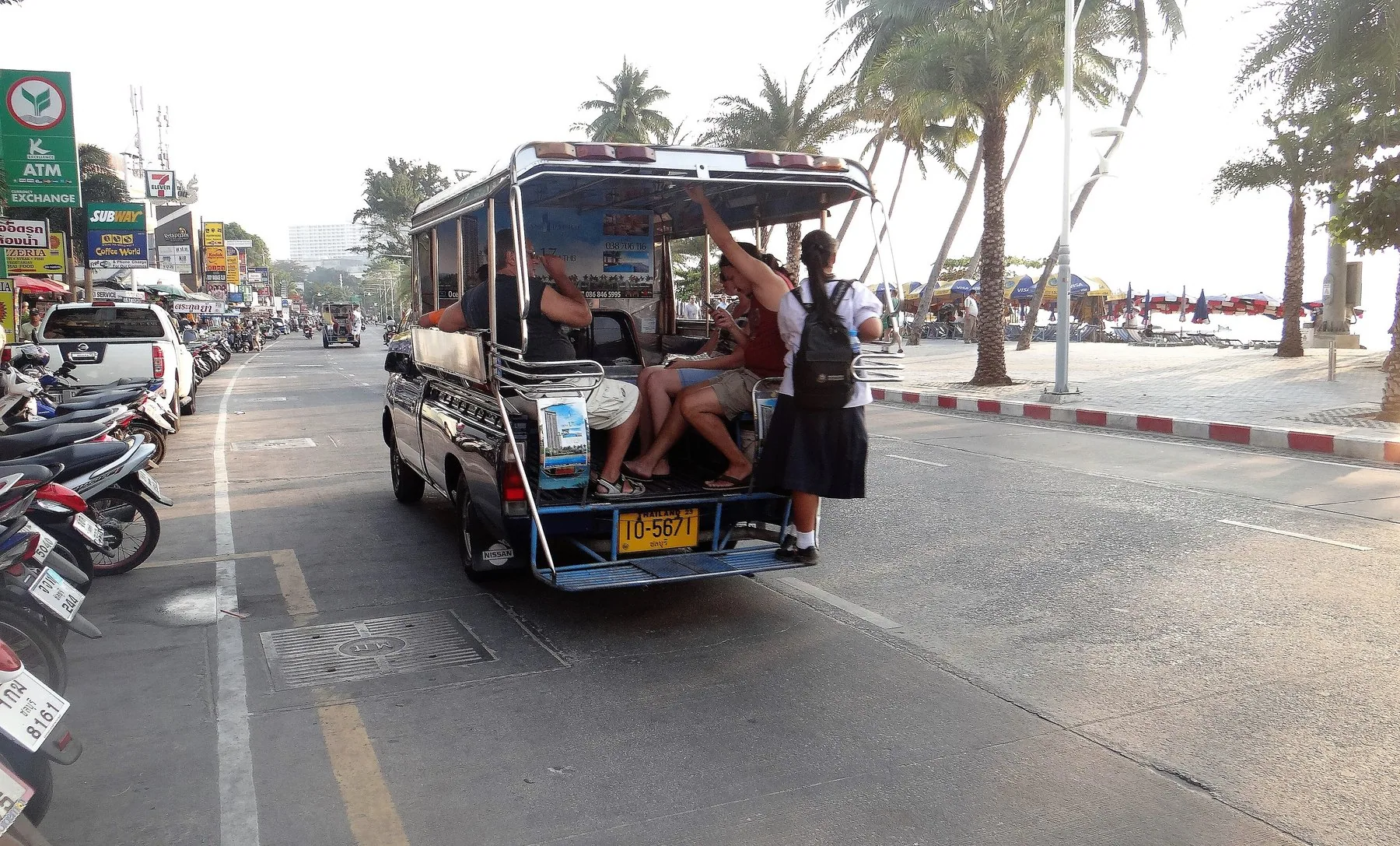 Passagerare bak på en bahtbuss längs Beach Road i Pattaya