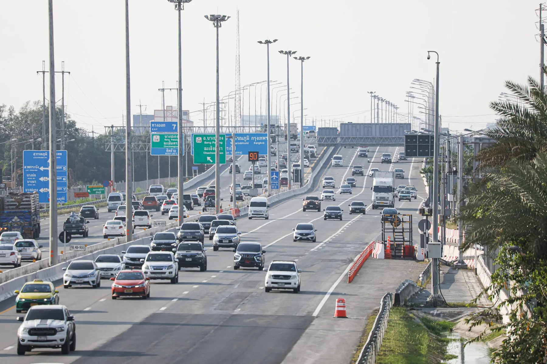 Biltrafik over Bang Pakong-broen på motorvej 7 mod kysten