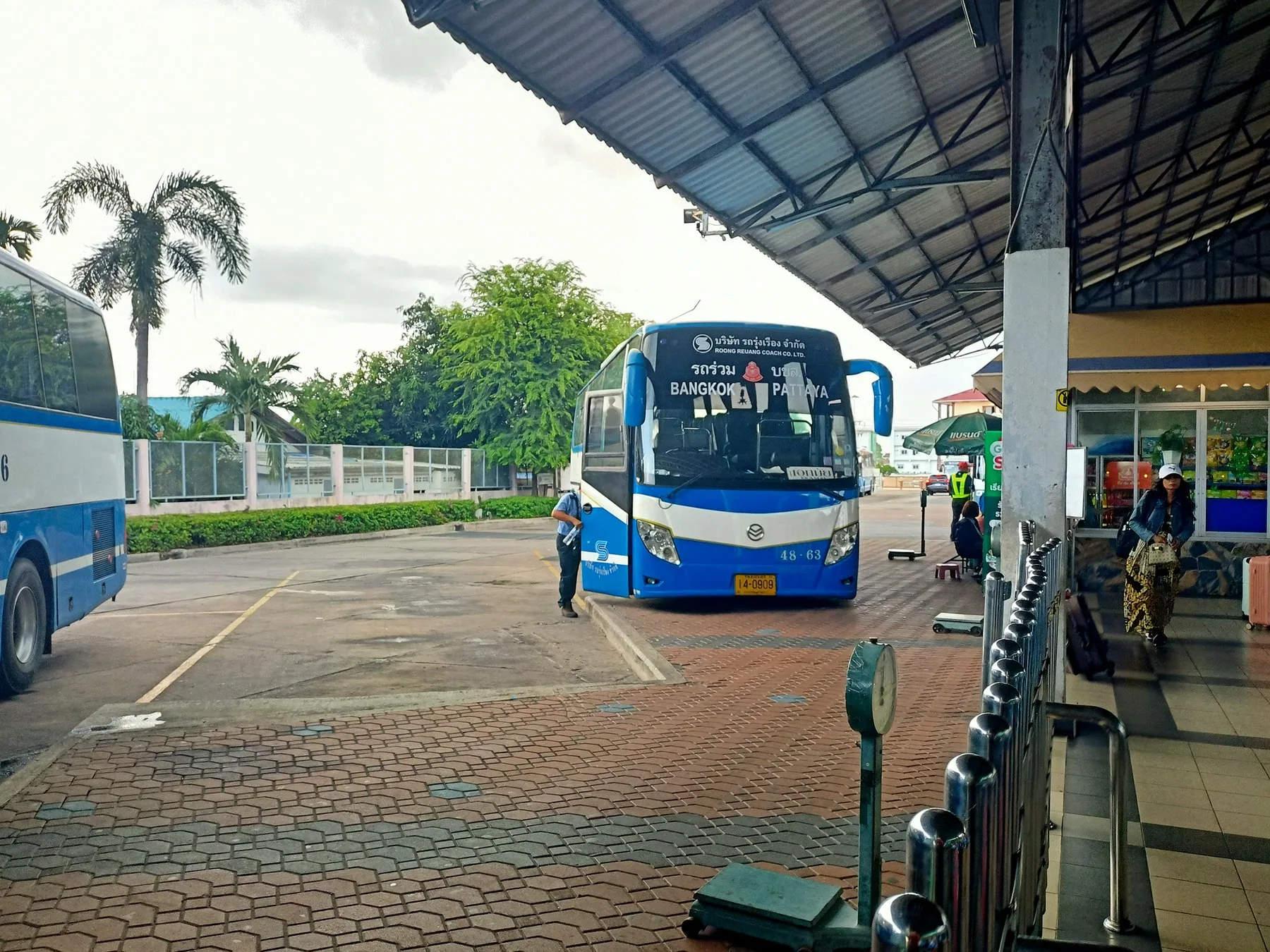 Fjärrbuss redo för avgång vid busstationen i norra Pattaya