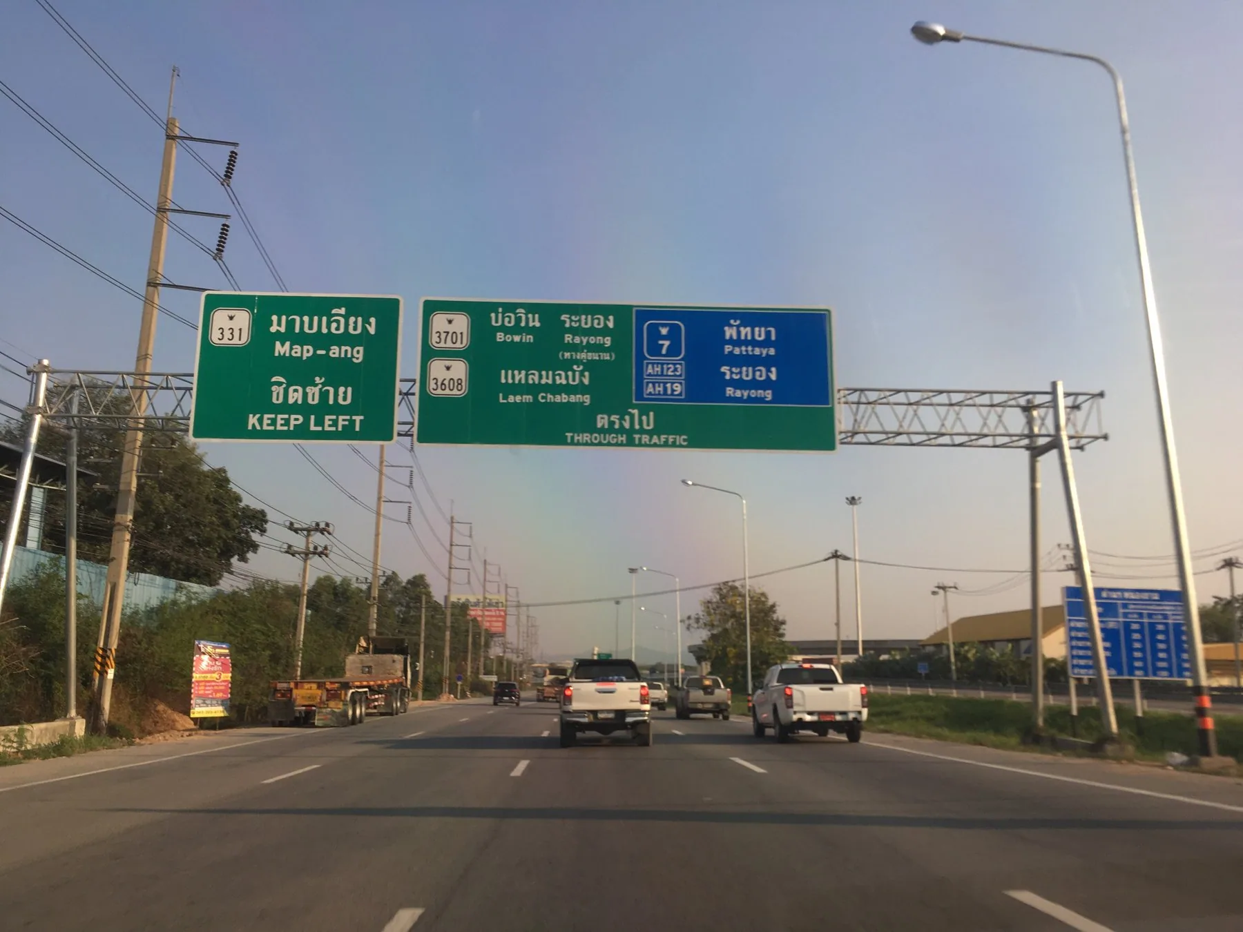 Gröna vägskyltar över motorvägen som visar riktning och avfart mot Pattaya