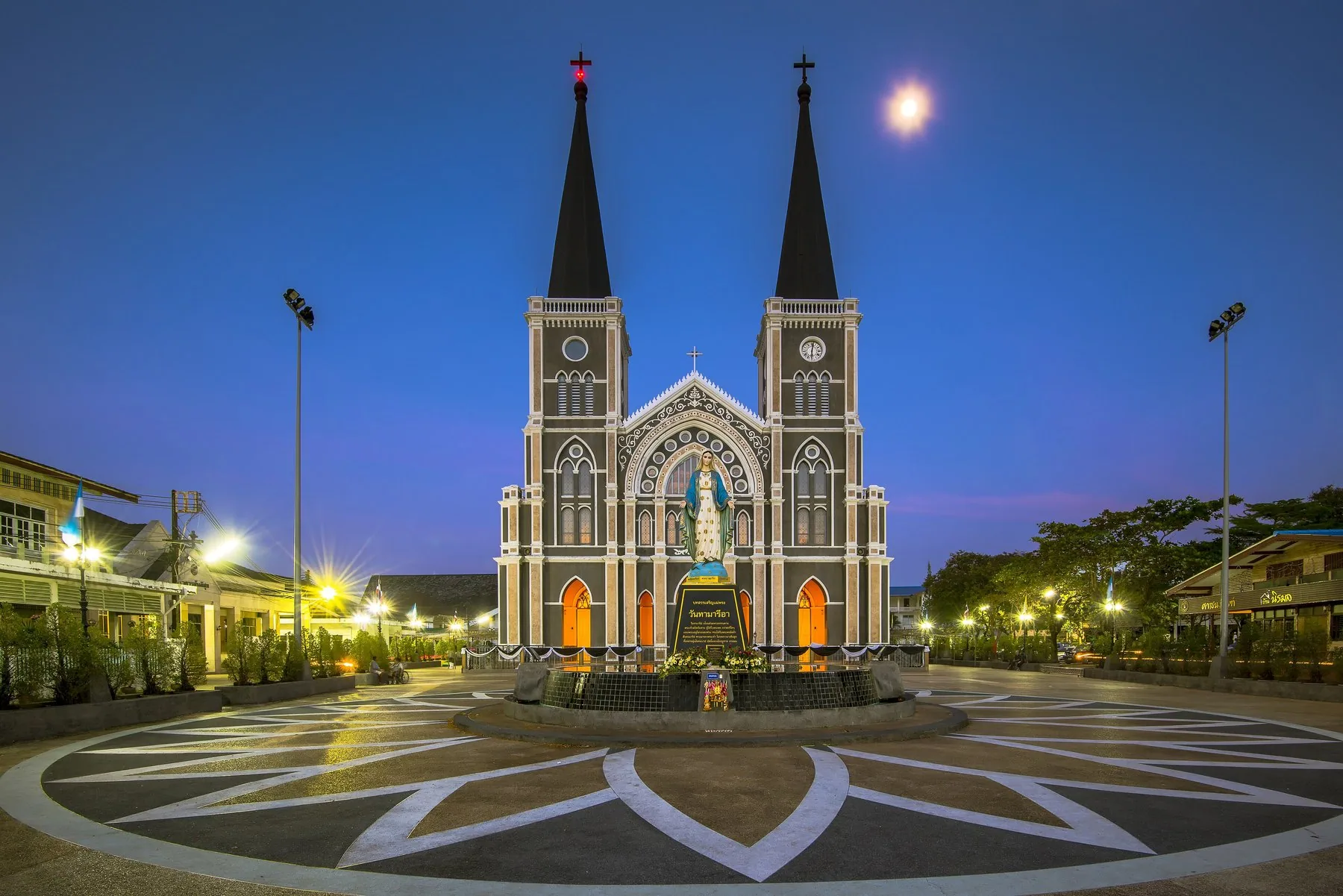 Den katolske katedral i Chanthaburi med to spir, oplyst i tusmørket