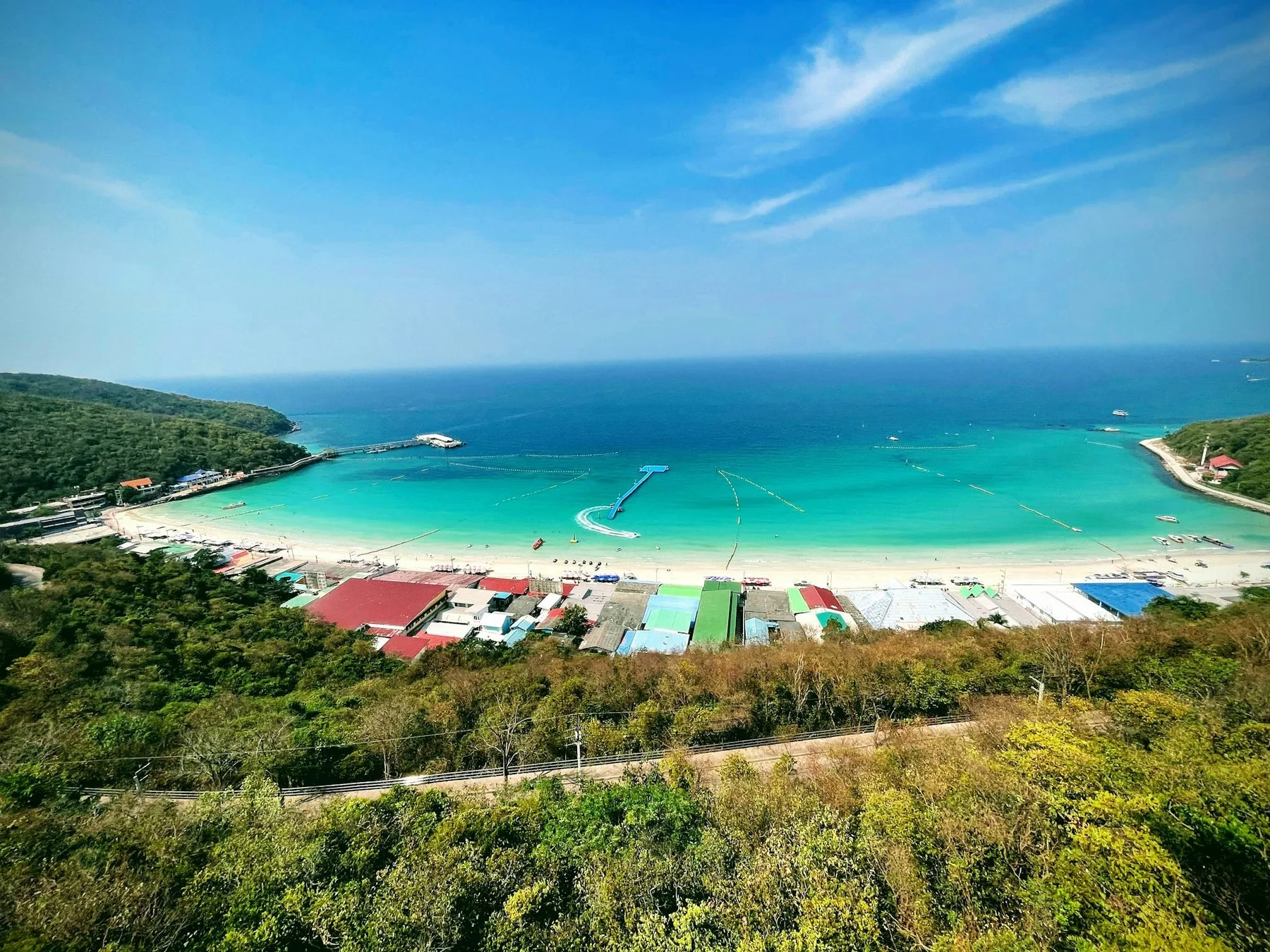 Utsikt över Tawaen Beach på Koh Larn med turkost vatten, badbojar och strandrestauranger
