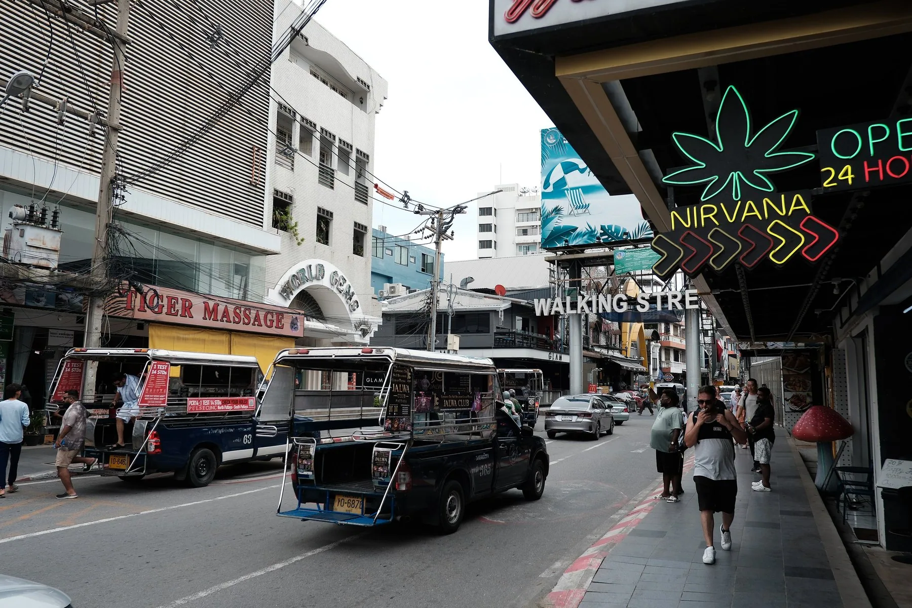 Travl gade i Pattaya med tuk-tuks, songthaew og neonskilte