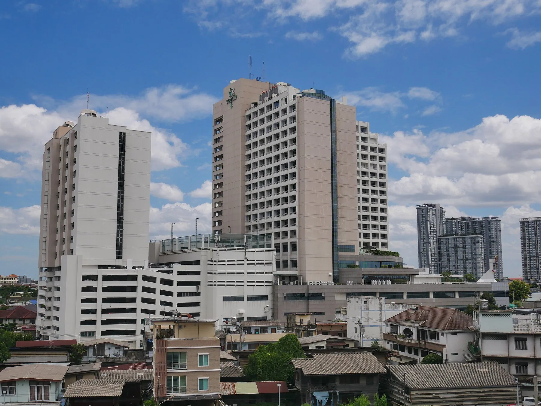 Privat sjukhus med höga, vita byggnader i Bangkok