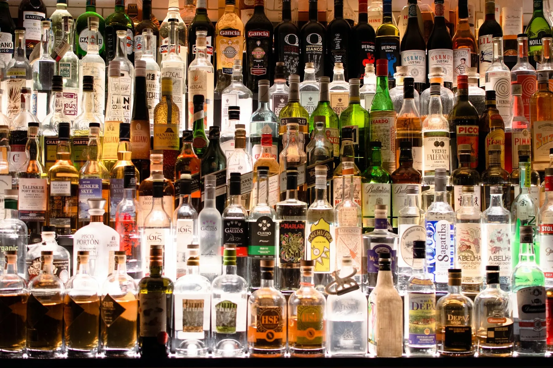 Utställning av sprit, vin och whisky på hyllor